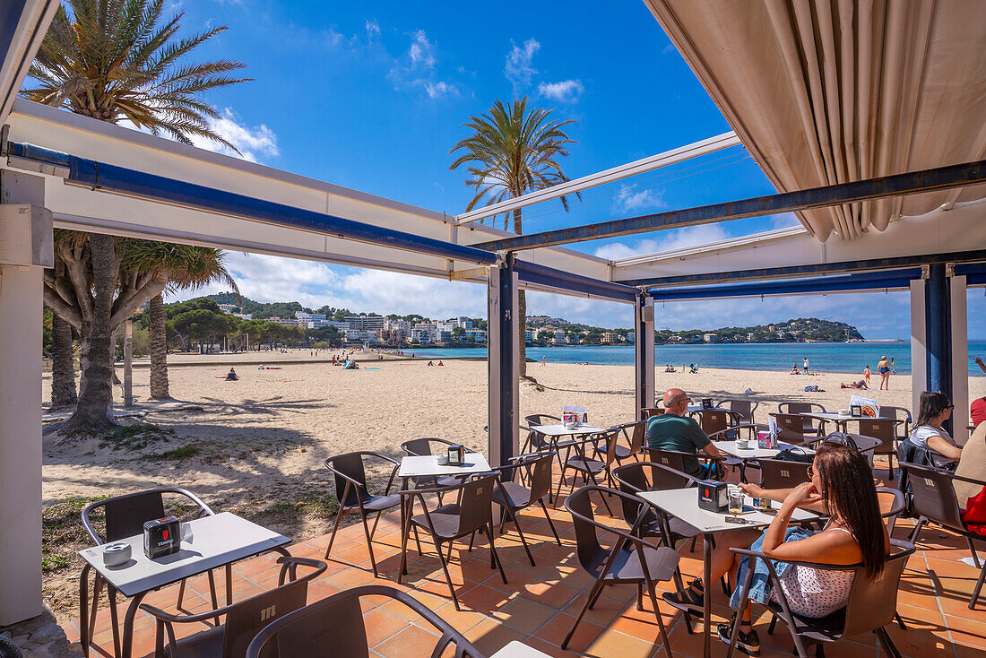 Blick auf Strandcafé und Hotels in Santa Ponsa, Mallorca, Balearen, Spanien, Mittelmeer, Europa