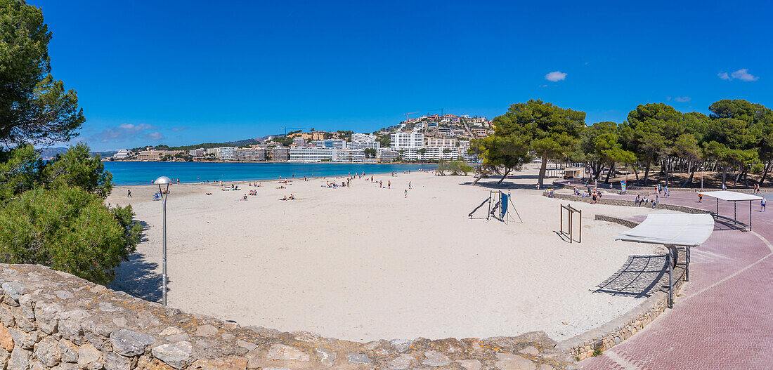 Blick auf Strand und Hotels in Santa Ponsa, Mallorca, Balearen, Spanien, Mittelmeer, Europa