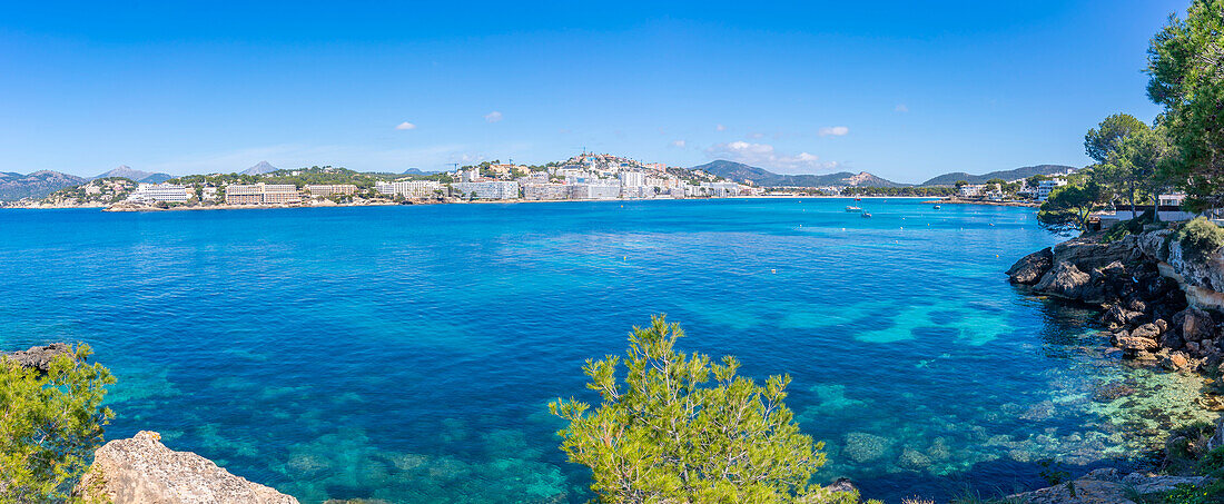 Blick auf felsige Küste mit türkisfarbenem Meer und Santa Ponsa, Mallorca, Balearen, Spanien, Mittelmeer, Europa