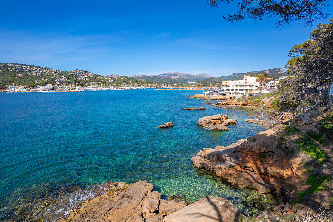 Blick auf die felsige Küste und das Meer bei Port d'Andratx, Mallorca, Balearen, Spanien, Mittelmeer, Europa