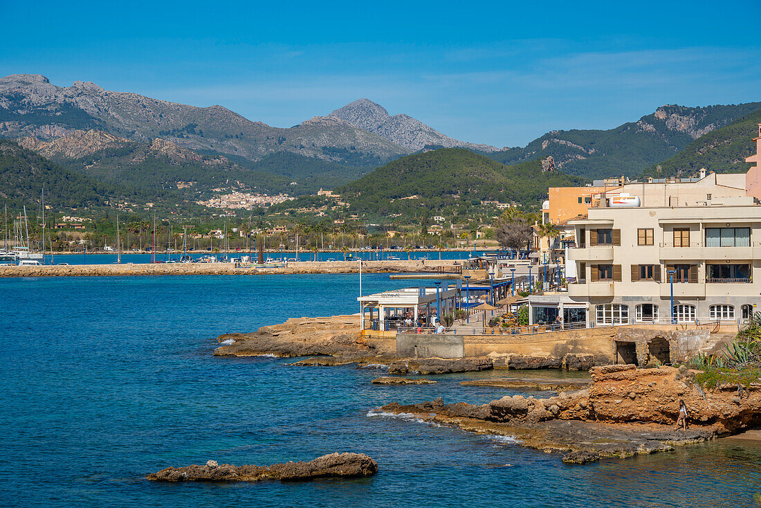 Blick auf die felsige Küste und das Meer in Port d'Andratx, Mallorca, Balearen, Spanien, Mittelmeer, Europa