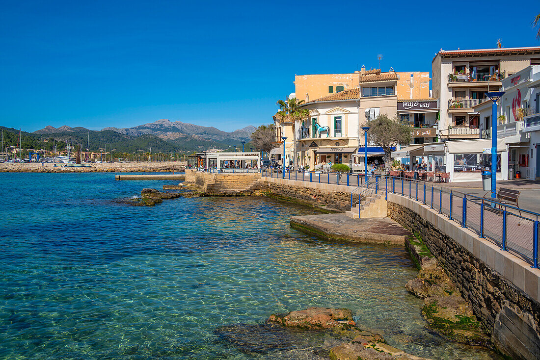 Blick auf Bars und Cafés in Port d'Andratx, Mallorca, Balearen, Spanien, Mittelmeer, Europa