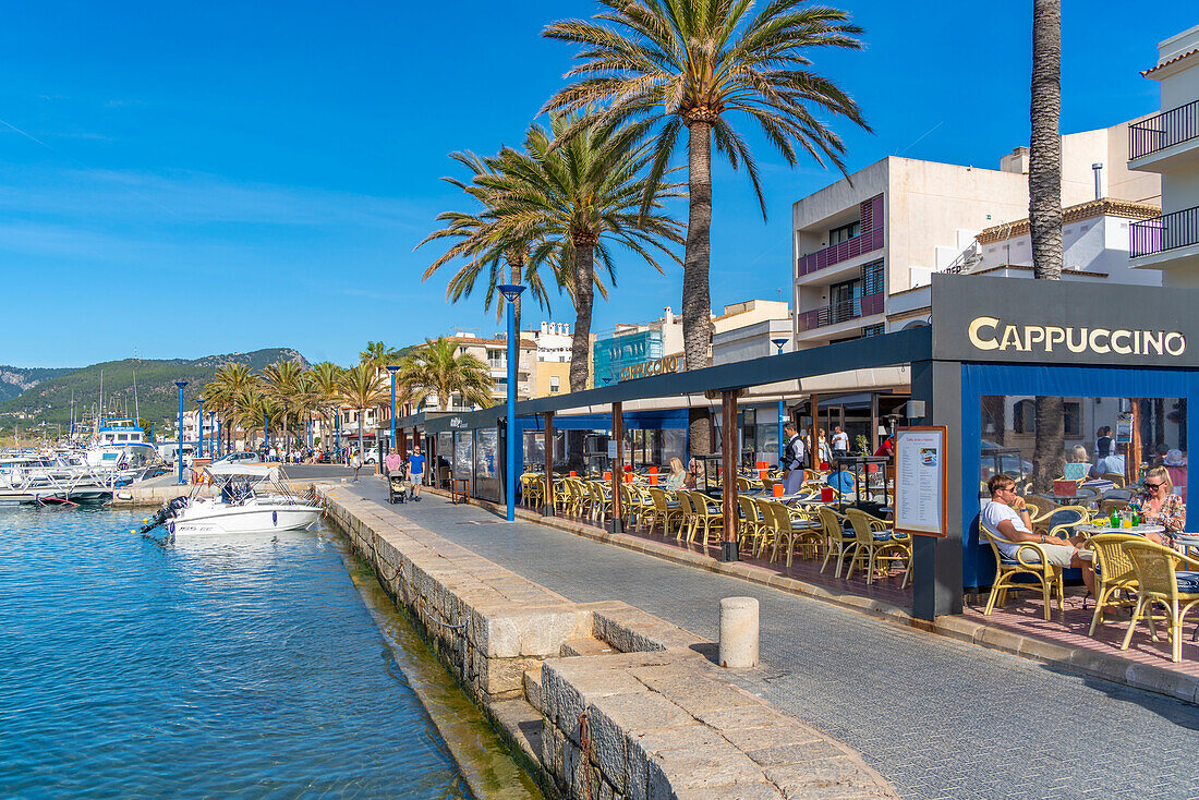 Blick auf die Bars und Cafés in Port d'Andratx, Mallorca, Balearen, Spanien, Mittelmeer, Europa