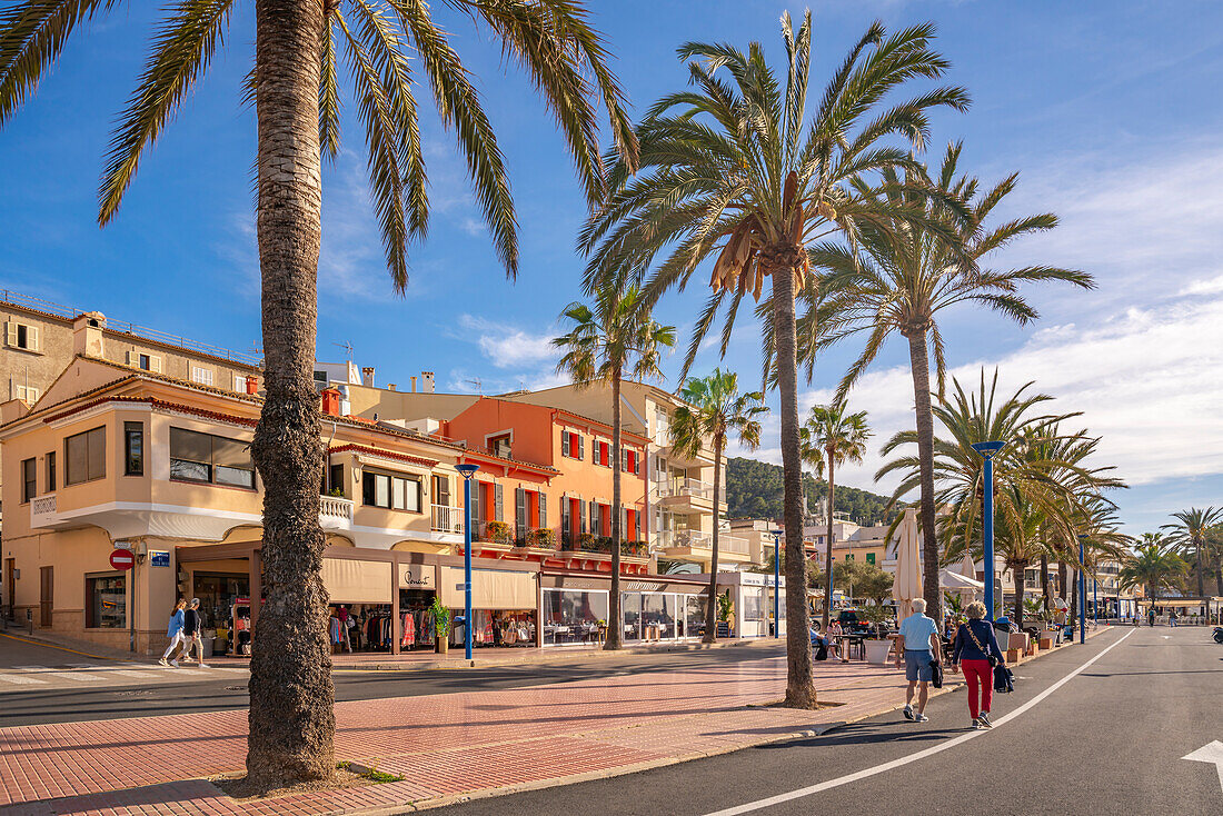 Blick auf Bars und Cafés in Port d'Andratx, Mallorca, Balearen, Spanien, Mittelmeer, Europa