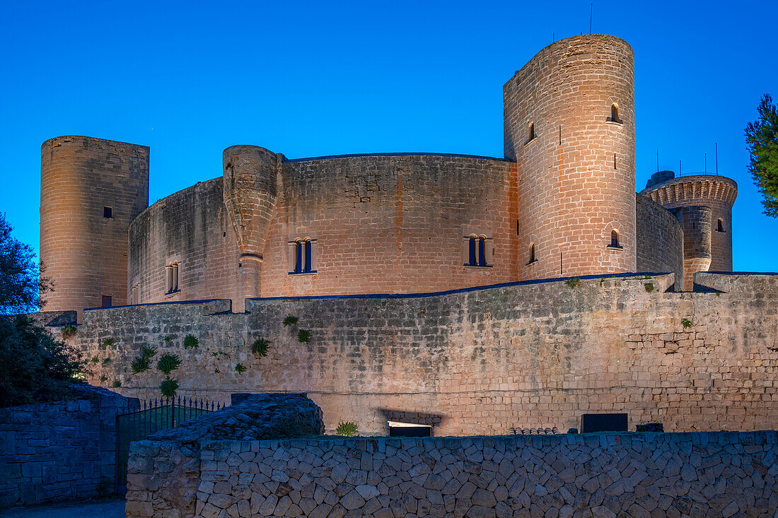 Blick auf Castell de Bellver in der Abenddämmerung, Palma, Mallorca, Balearen, Spanien, Mittelmeer, Europa