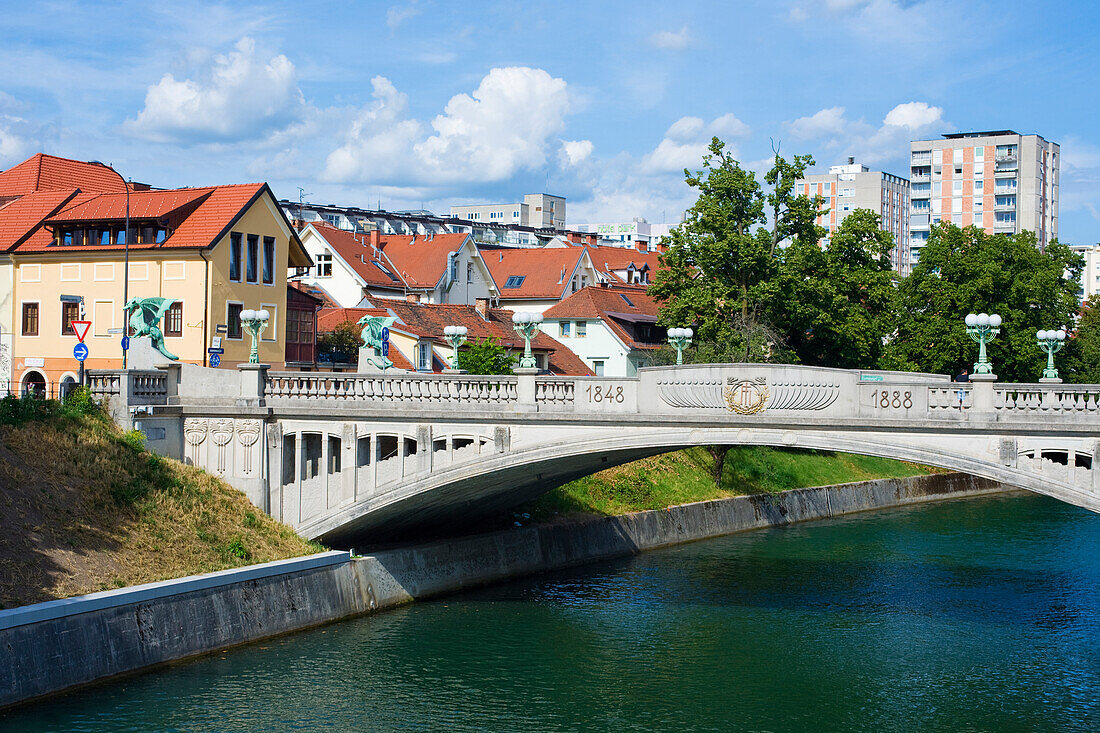 Blick auf die berühmte einbogige Drachenbrücke, bewacht von vier furchterregenden Drachenstatuen, die den Fluss Ljubljanica überquert, um die Kopitar-Straße mit der Ressel-Straße und dem zentralen Markt zu verbinden, Ljubljana, Slowenien, Europa