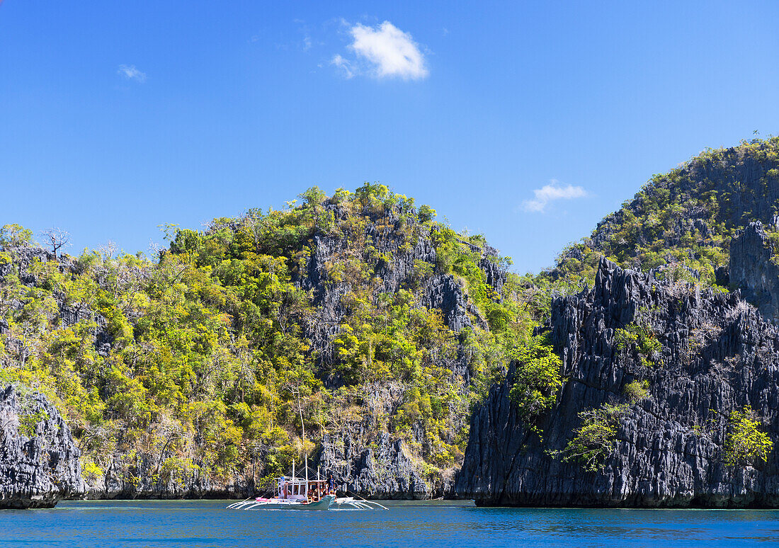 Bangka at Kayangan Lake, Coron, Palawan, Philippines, Southeast Asia, Asia