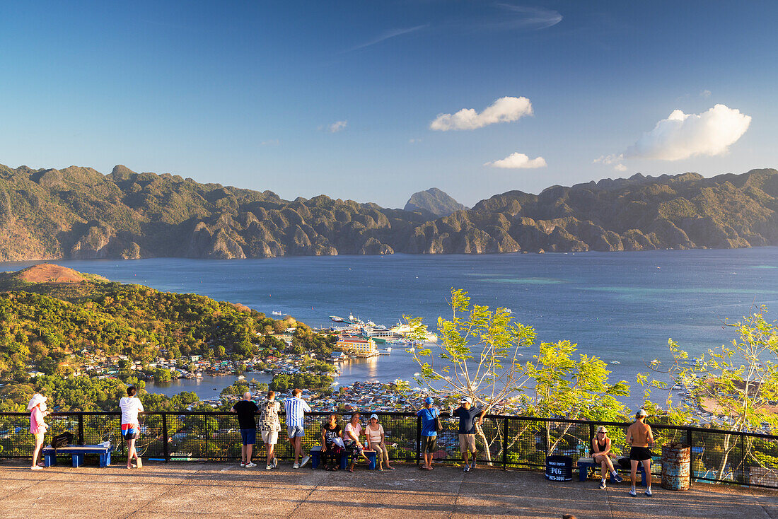 Menschen auf dem Berg Tapyas, Stadt Coron, Palawan, Philippinen, Südostasien, Asien