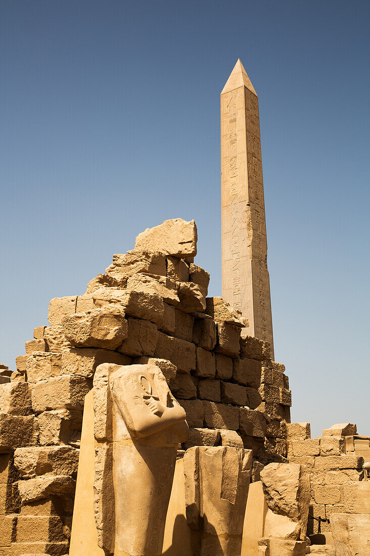 Statuen im Vordergrund, Obelisk des Thutmose I., Karnak-Tempelkomplex, UNESCO-Welterbe, Luxor, Ägypten, Nordafrika, Afrika