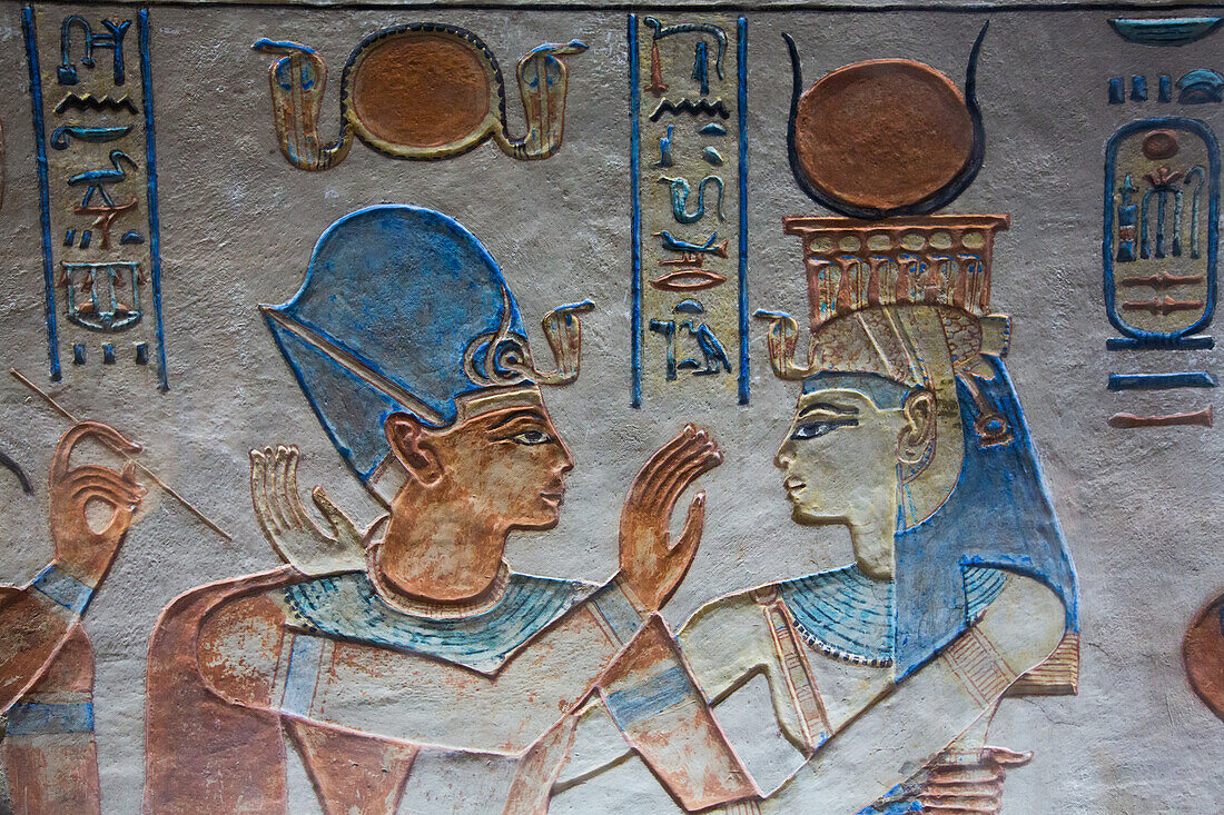 Bild des Pharaos links, Basrelief, Grab des Prinzen Amenherkhepshef (Amenkopshef), QV55, Tal der Königinnen, Antikes Theben, UNESCO-Welterbe, Luxor, Ägypten, Nordafrika, Afrika