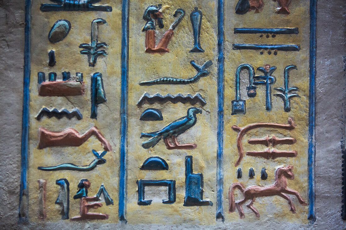 Basrelief mit Hieroglyphen, Grabmal des Prinzen Amenherkhepshef (Amenkopshef), QV55, Tal der Königinnen, Antikes Theben, UNESCO-Welterbe, Luxor, Ägypten, Nordafrika, Afrika