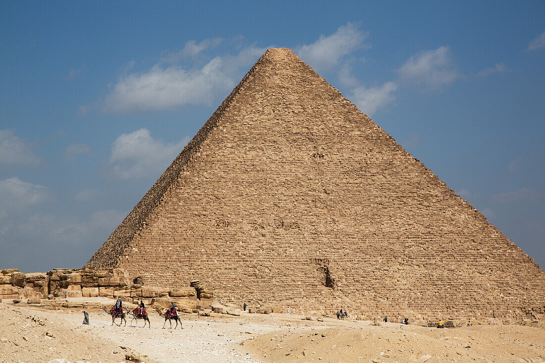 Touristen auf Kamelen, im Hintergrund die Chephren-Pyramide, Pyramidenkomplex von Gizeh, UNESCO-Welterbe, Gizeh, Ägypten, Nordafrika, Afrika