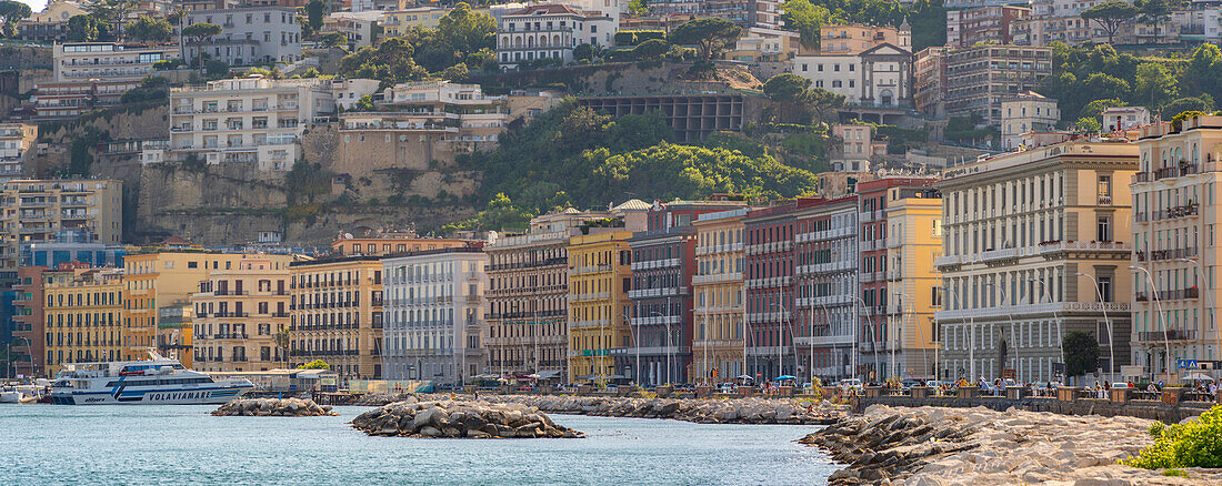 Blick auf pastellfarbene Architektur an der Uferpromenade der Via Francesco Caracciolo, Neapel, Kampanien, Italien, Europa