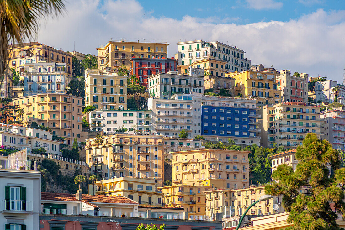 Blick auf pastellfarbene Villen in der Nähe des Schlosses Sant'Elmo von der Rotonda Diaz, Neapel, Kampanien, Italien, Europa