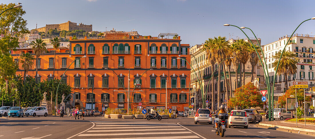 Blick auf das Schloss Sant'Elmo und die Architektur auf der Piazza della Vittoria, Neapel, Kampanien, Italien, Europa