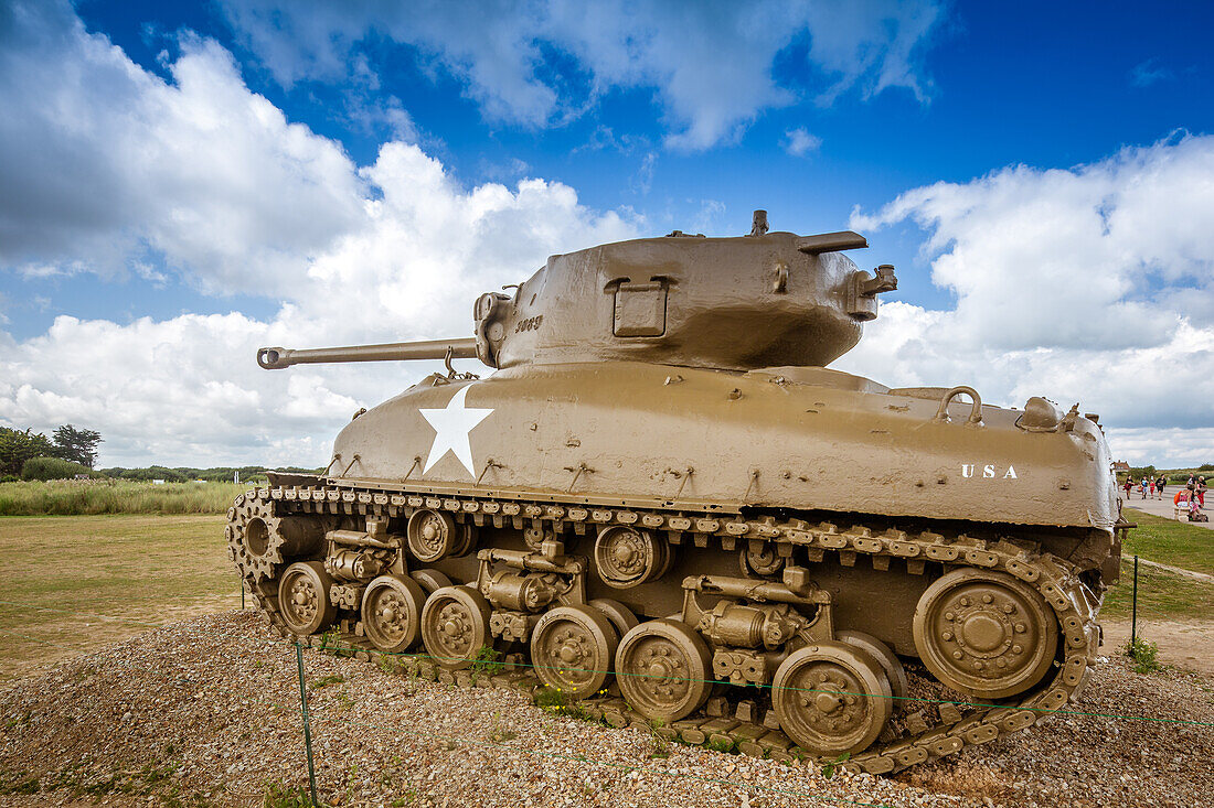 Foto eines historischen amerikanischen Sherman-Panzers in Utah Beach, Normandie, Frankreich. Zeigt die Geschichte des Zweiten Weltkriegs und das militärische Erbe.