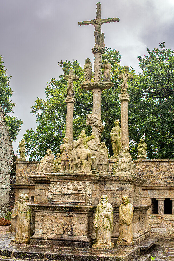 Historisches Kalvarienberg-Denkmal aus dem 16. Jahrhundert in Guehenno, Bretagne, Frankreich. Aufwendige Steinmetzarbeiten mit religiösen Szenen. Bedeutende Stätte des kulturellen Erbes.