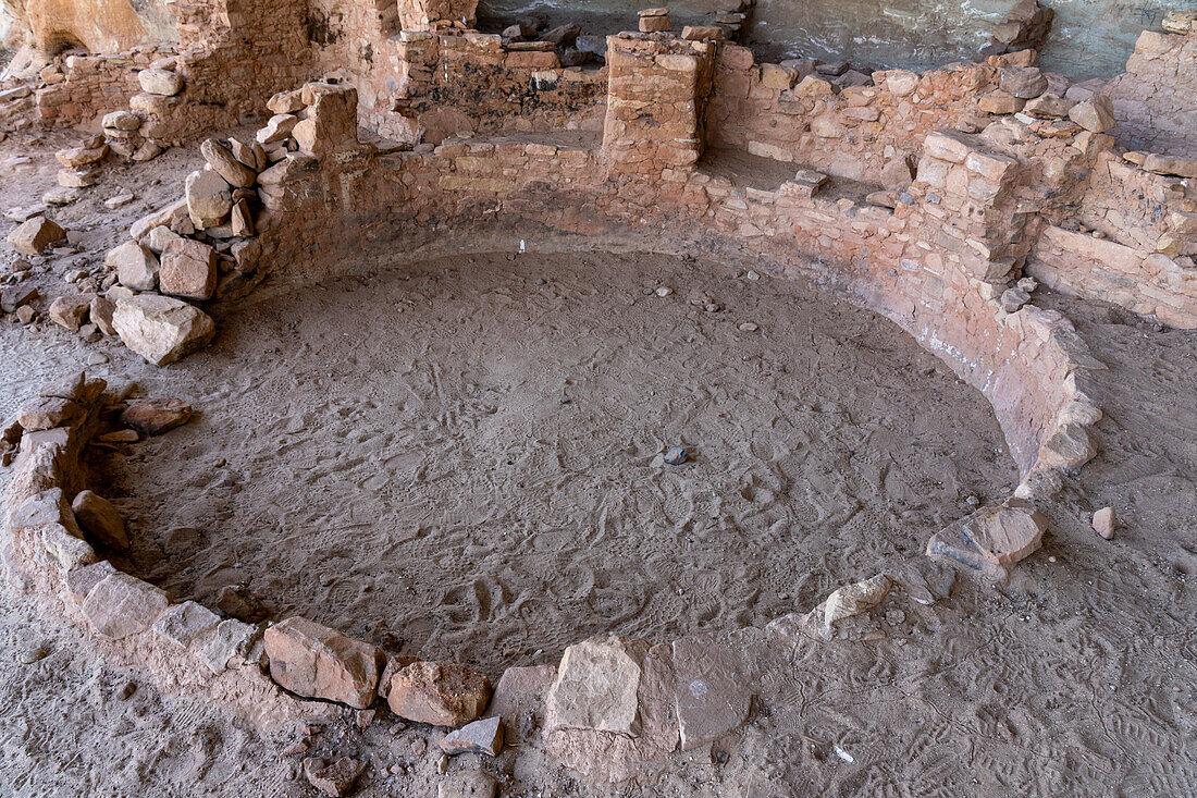 Eine Kiva in den prähispanischen Pueblo-Ruinen der Five Kiva Pueblo oder Little Westwater Ruin in der Nähe von Blanding, Utah.