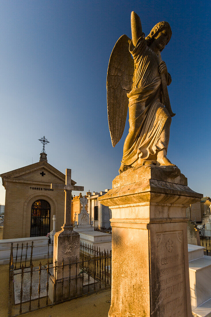 Ein Blick auf die Gräber und Engelsstatuen aus dem 19. Jahrhundert im Cementerio de San Fernando in Sevilla. Ein Blick auf die ruhige und historische Atmosphäre dieses andalusischen Friedhofs.