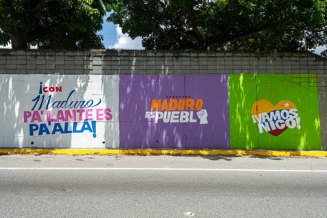 Plakatwände und Wandmalereien in den Straßen von Caracas, die für die Wahl von Präsident Nicolas Maduro in Venezuela werben