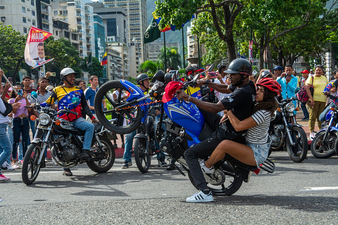 Abschluss des Wahlkampfes in Venezuela. Anhänger von Präsident Nicolas Maduro spazieren am letzten Tag des Wahlkampfes durch die Stadt Caracas. Die Präsidentschaftswahlen finden am Sonntag, dem 28. Juli, statt.