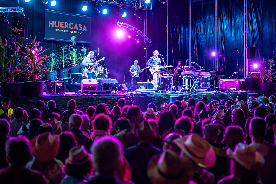 John Hiatt Band bei einem Live-Auftritt beim Huercasa Country Festival 2018 in Riaza, Segovia, Spanien. Energiegeladenes Nachtkonzert mit einem lebhaften Publikum.