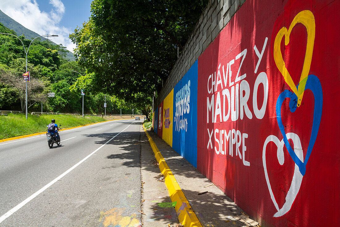 Plakatwände und Wandmalereien in den Straßen von Caracas, die für die Wahl von Präsident Nicolas Maduro in Venezuela werben