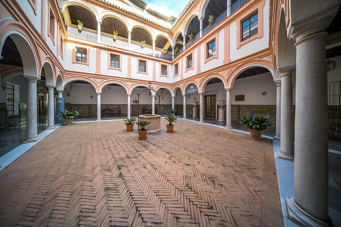 Beeindruckender architektonischer Innenhof des Patio del Aljibe im Museo de Bellas Artes in Sevilla, Spanien, der spanisches historisches Design und Kunst zeigt.