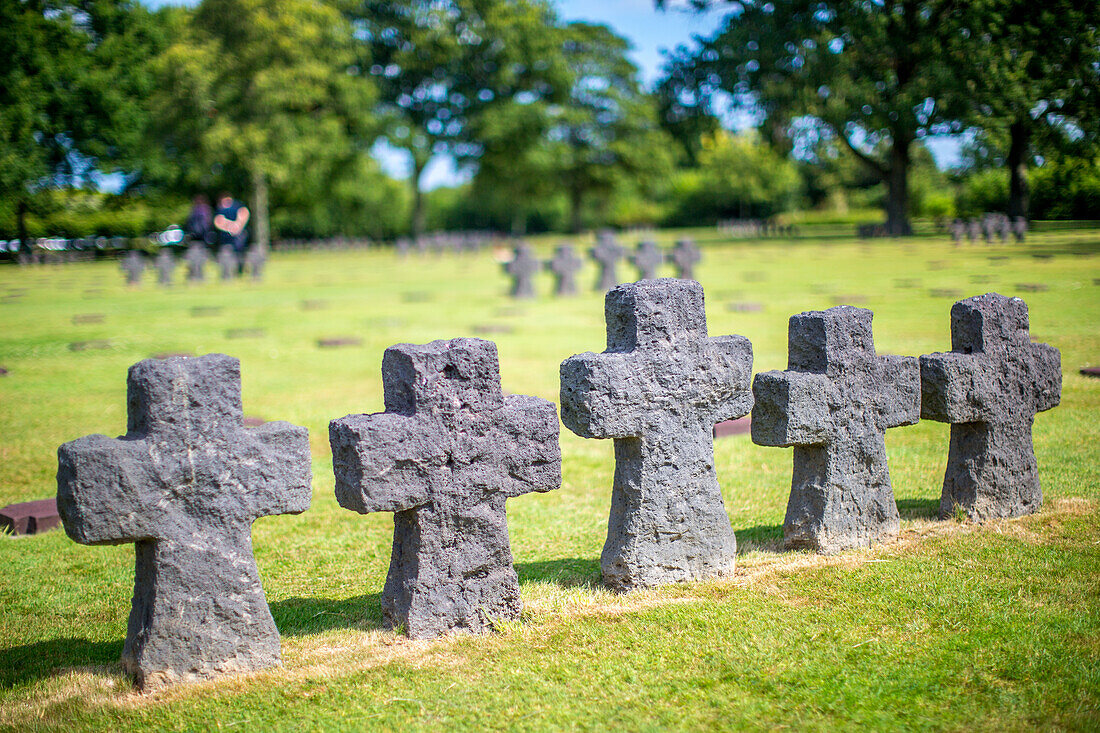 Steinkreuzmonumente auf dem ruhigen deutschen Soldatenfriedhof in der Normandie, Frankreich, zum Gedenken an die gefallenen Soldaten.