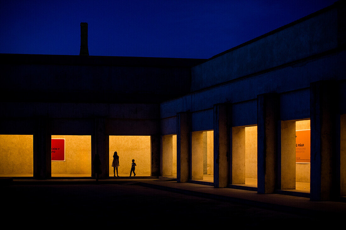 Atemberaubende Nachtansicht des beleuchteten Innenhofs des Centro de Arte Contemporáneo de Andalucía, Monasterio de la Cartuja, in Sevilla, Spanien.