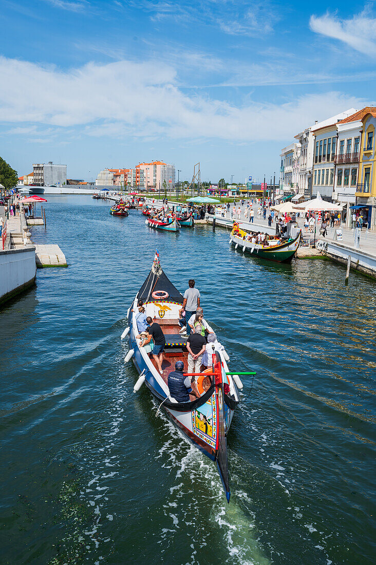 Bootsfahrt durch die Kanäle in einem farbenfrohen und traditionellen Moliceiro-Boot, Aveiro, Portugal