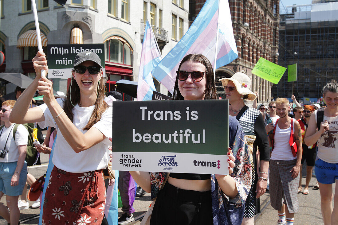 LGBTQ+ Aktivisten und Unterstützer nehmen am 20. Juli 2024 in Amsterdam, Niederlande, am Pride Walk teil. Die LGBTQ+-Gemeinschaft und ihre Unterstützer protestieren, um auf die Tatsache aufmerksam zu machen, dass LGBTQ+-Menschen weltweit diskriminiert und manchmal sogar verhaftet und strafrechtlich verfolgt werden. Weil sie so sind, wie sie sind.