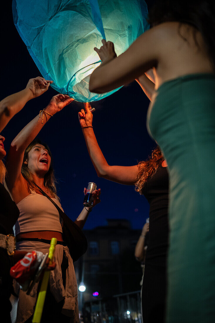 Start von Heißluftballons während des Johannisfestes in Porto (Festa de Sao Joao do Porto ) in der Nacht zum 23. Juni (Johannisnacht) in der Stadt Porto, Portugal