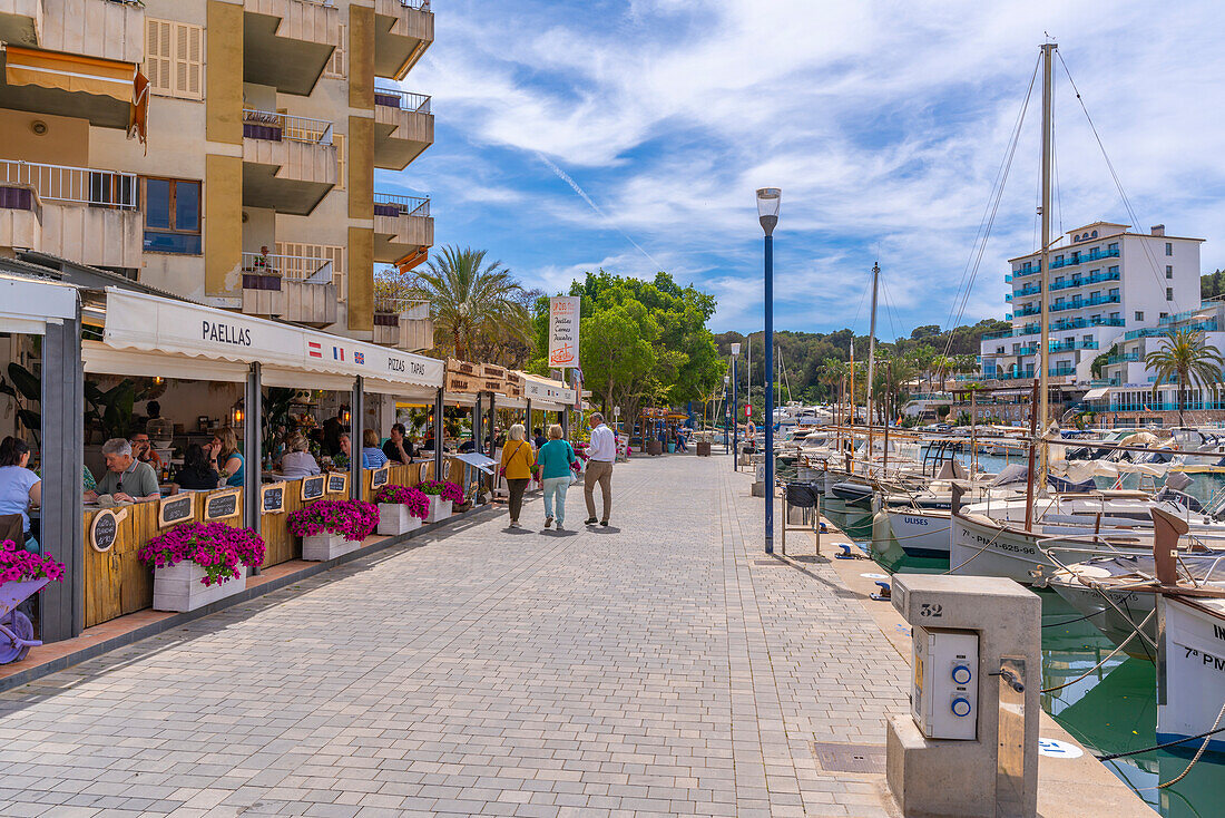 Blick auf Restaurants und Boote in Port Manacor, Porto Cristo, Mallorca, Balearische Inseln, Spanien, Mittelmeer, Europa