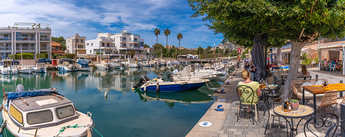 Blick auf Restaurants und Boote in Port Manacor, Porto Cristo, Mallorca, Balearen, Spanien, Mittelmeer, Europa