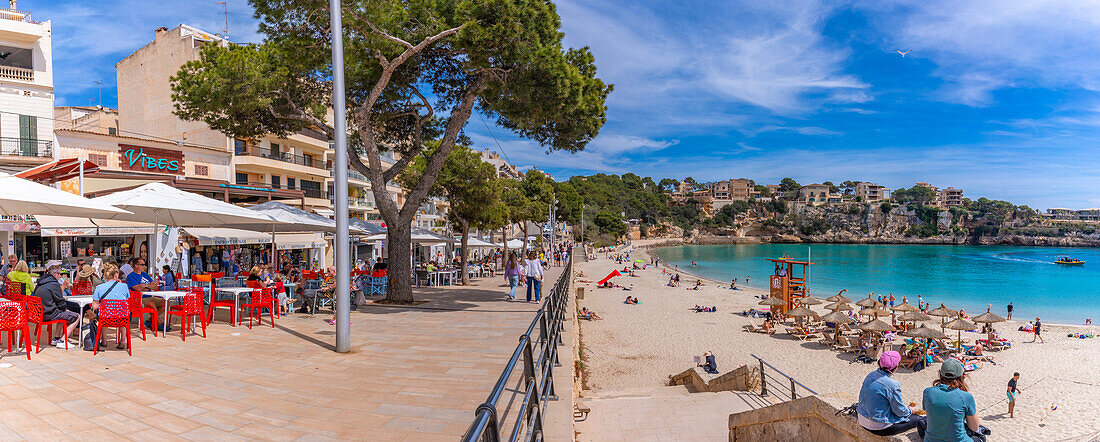 Blick auf Cafés und Strand Platja de Portocristo, Porto Cristo, Mallorca, Balearische Inseln, Spanien, Mittelmeer, Europa