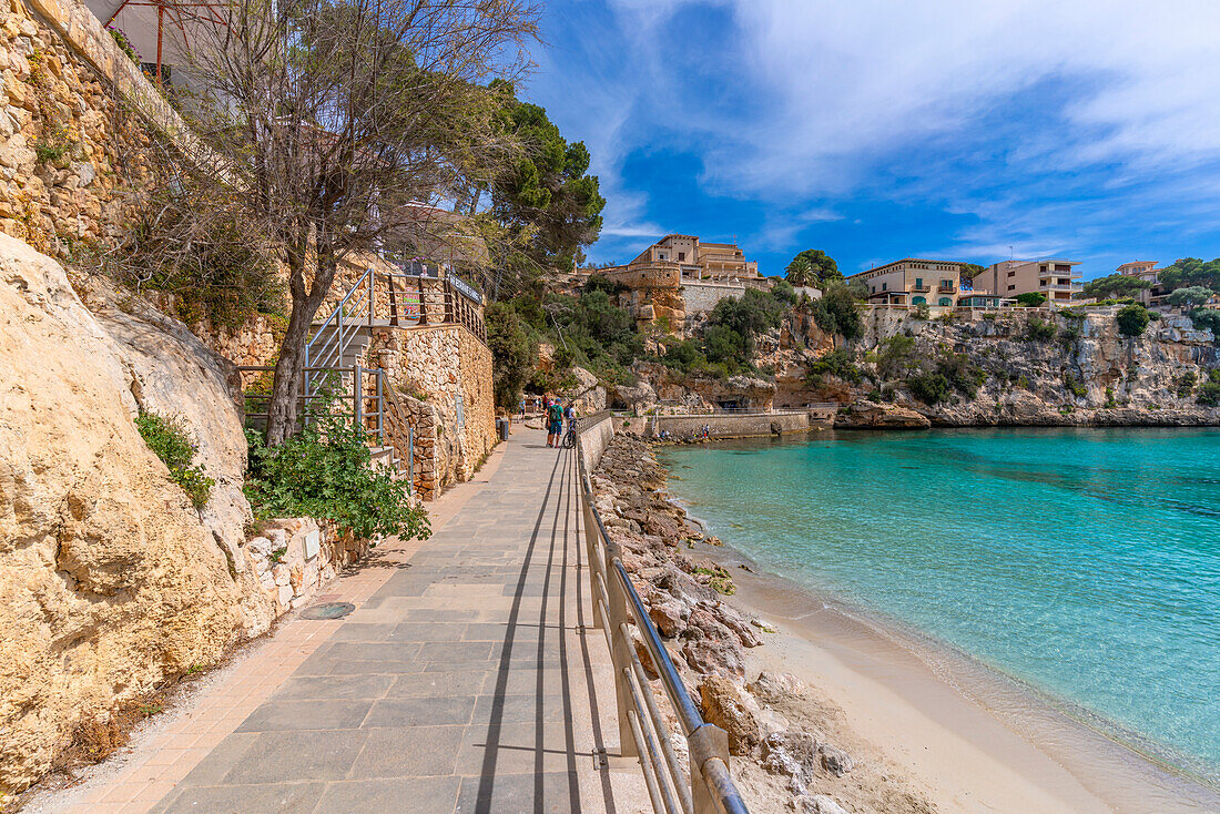 Blick auf den Strand Platja de Portocristo, Porto Cristo, Mallorca, Balearen, Spanien, Mittelmeer, Europa