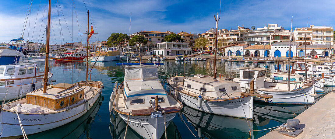 Blick auf Boote im Hafen von Cala Rajada, Mallorca, Balearen, Spanien, Mittelmeer, Europa