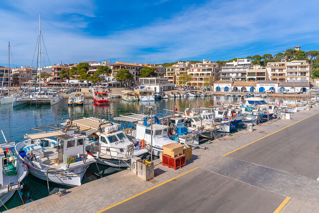 Blick auf Boote im Hafen von Cala Rajada, Mallorca, Balearen, Spanien, Mittelmeer, Europa