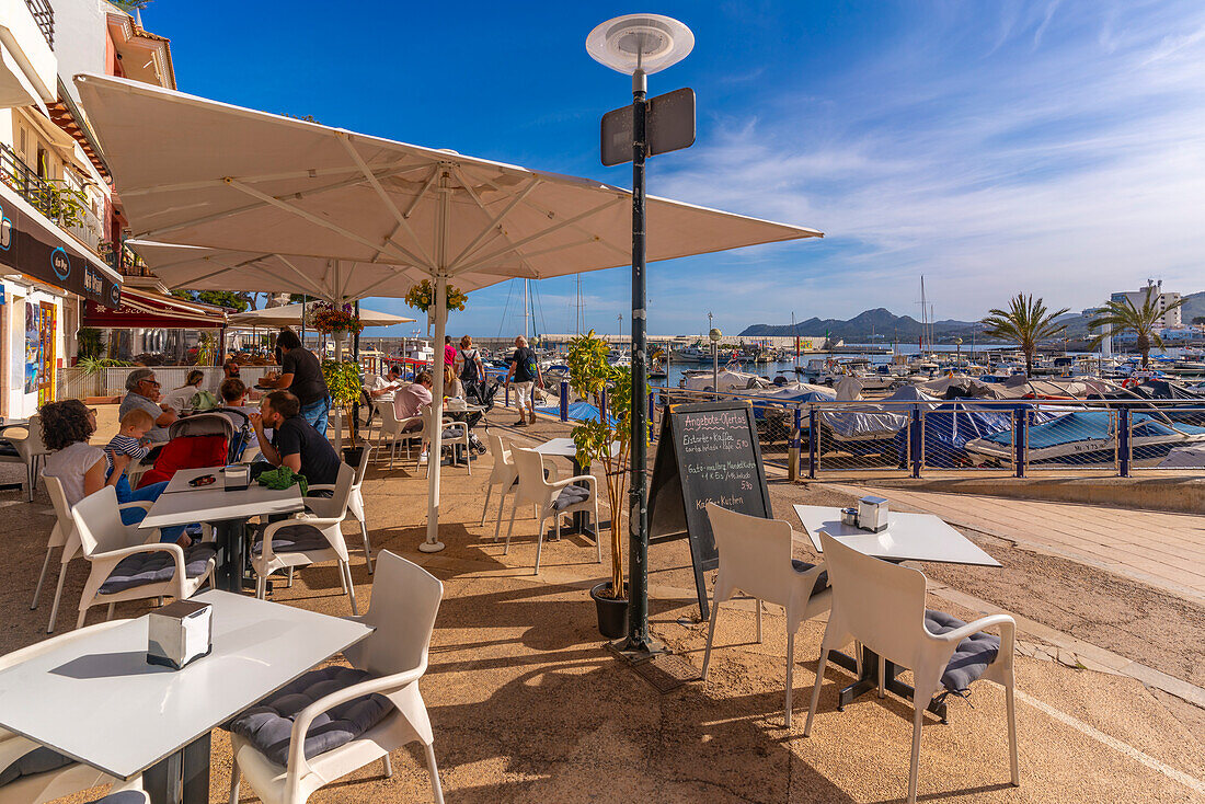 Blick auf die Restaurants im Hafen von Cala Rajada, Mallorca, Balearen, Spanien, Mittelmeer, Europa