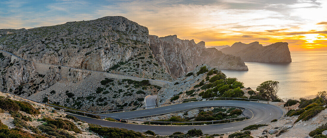 Blick auf den Sonnenuntergang und die Straße zum Cap Formentor, Mallorca, Balearen, Spanien, Mittelmeer, Europa