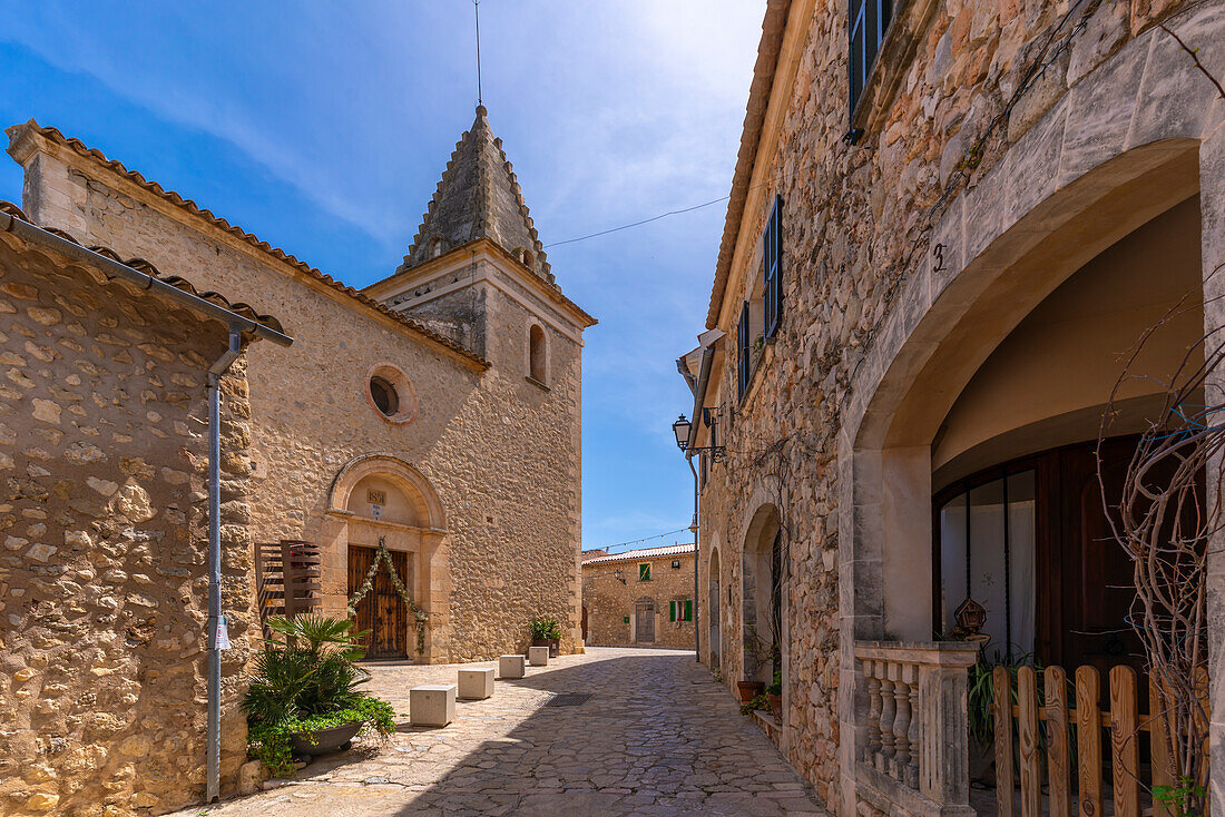 Blick auf die Kirche Santa Anna auf dem Hügel von Moscari, Mallorca, Balearen, Spanien, Mittelmeer, Europa