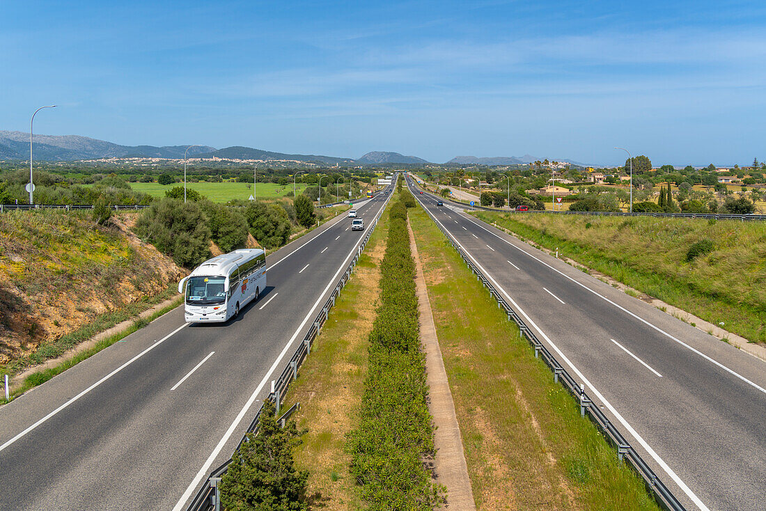 Blick auf Straße und Hügel bei Inca, Mallorca, Balearen, Spanien, Mittelmeer, Europa