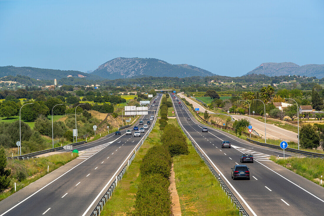 Blick auf Straße und Hügel bei Inca, Mallorca, Balearen, Spanien, Mittelmeer, Europa