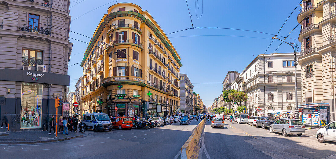 Blick auf Verkehr und Architektur auf dem Corso Umberto I, Neapel, Kampanien, Italien, Europa