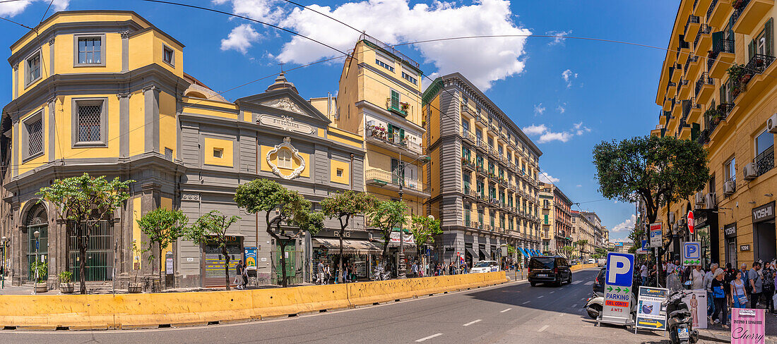 Blick auf Verkehr und Architektur auf dem Corso Umberto I, Neapel, Kampanien, Italien, Europa