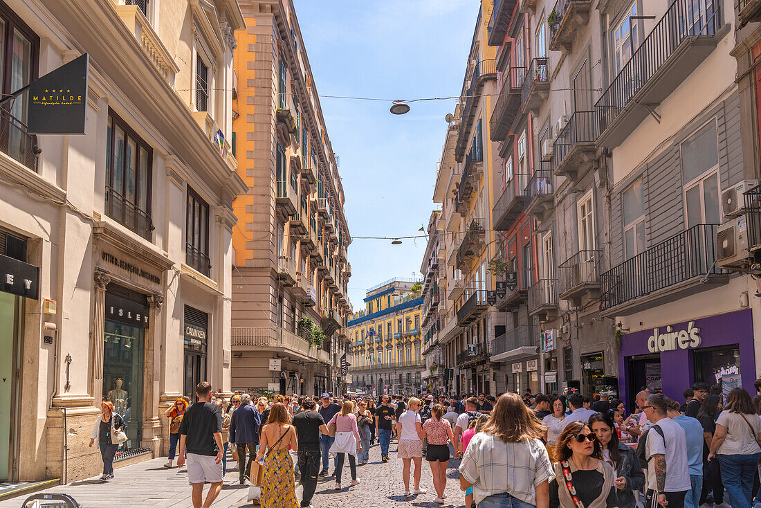 Blick auf Architektur und Geschäfte in der Via Toledo, Neapel, Kampanien, Italien, Europa