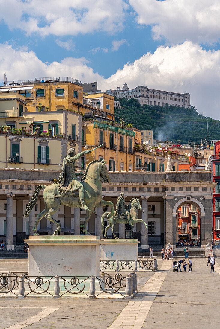 Blick auf die Piazza del Plebiscito und die Burg Sant'Elmo im Hintergrund, historisches Zentrum, UNESCO-Weltkulturerbe, Neapel, Kampanien, Italien, Europa