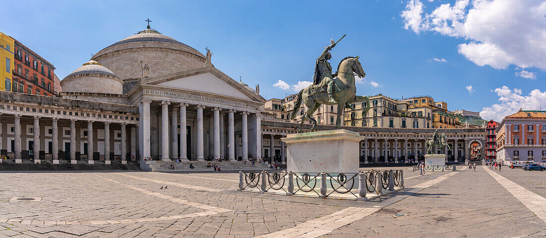 Blick auf die Statue Equestre di Ferdinando I auf der Piazza del Plebiscito, historisches Zentrum, UNESCO-Weltkulturerbe, Neapel, Kampanien, Italien, Europa