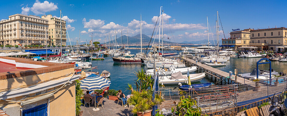 Blick auf Boote im Hafen, Restaurants und den Vesuv von der Burg Ovo aus, Neapel, Kampanien, Italien, Europa